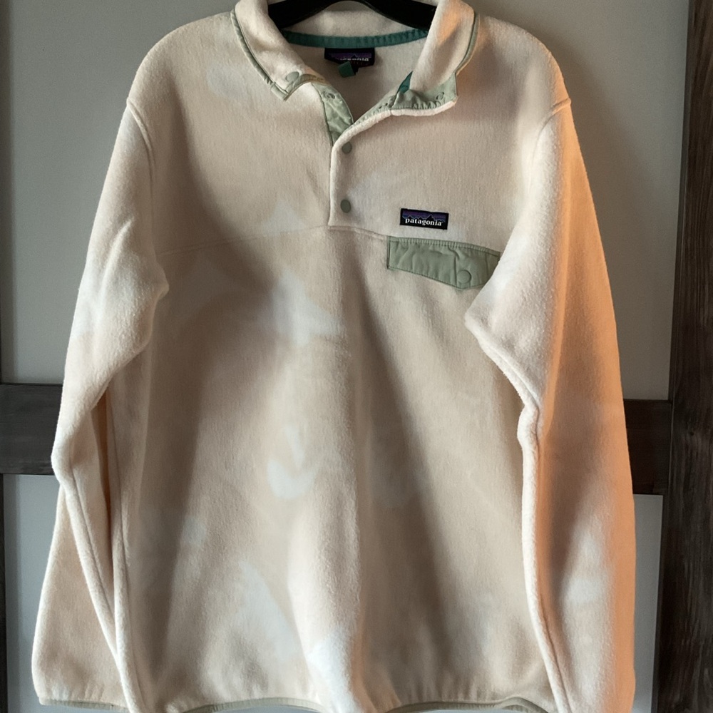 Patagonia Cream and Green Sweatshirt